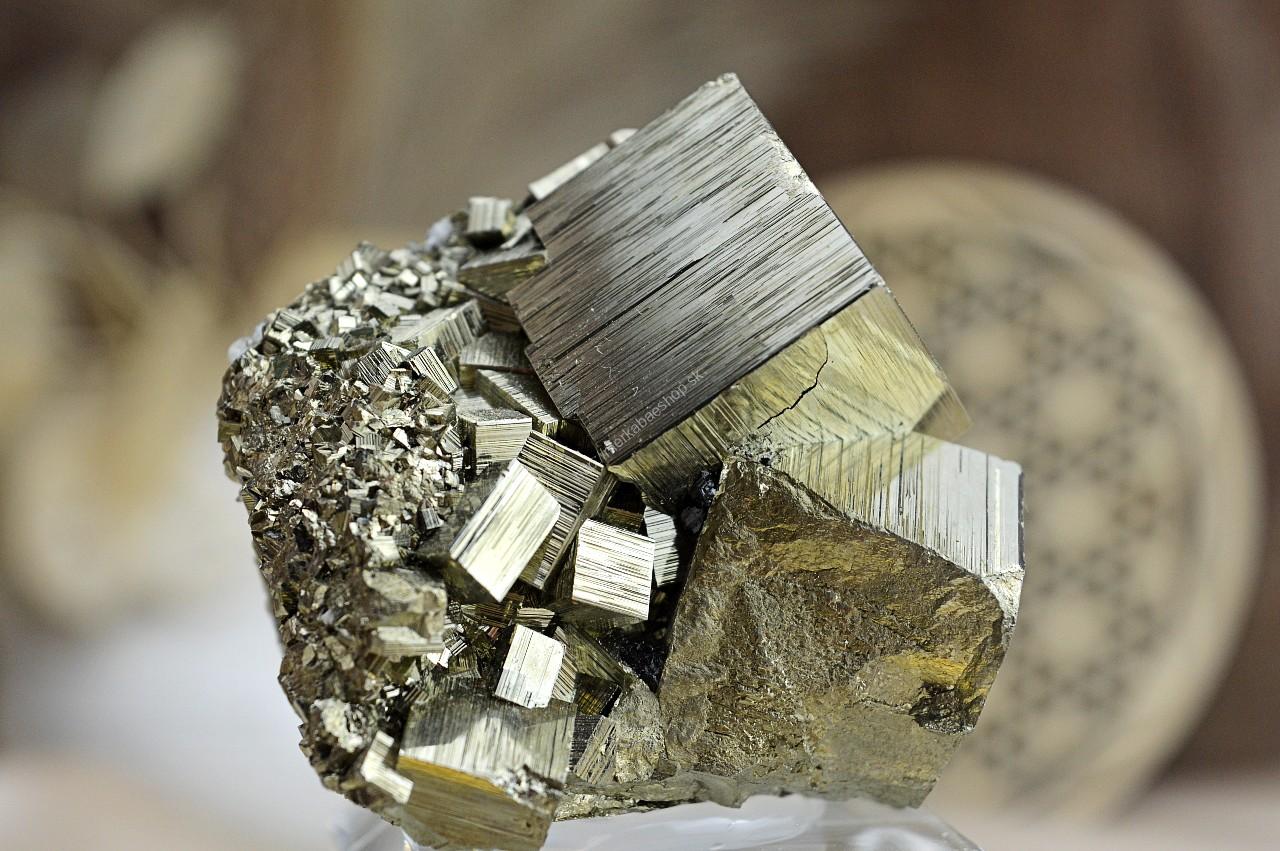 Drúza Hojnosti, Ochrany, Energie a Šťastia z PYRITU na sklenenom podstavci #4 Extra Kvalita – Obrázok 4