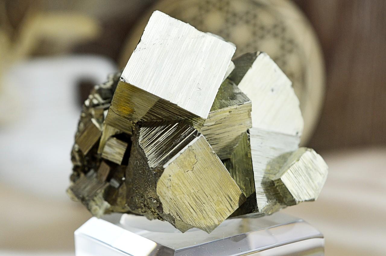 Drúza Hojnosti, Ochrany, Energie a Šťastia z PYRITU na sklenenom podstavci #4 Extra Kvalita – Obrázok 3