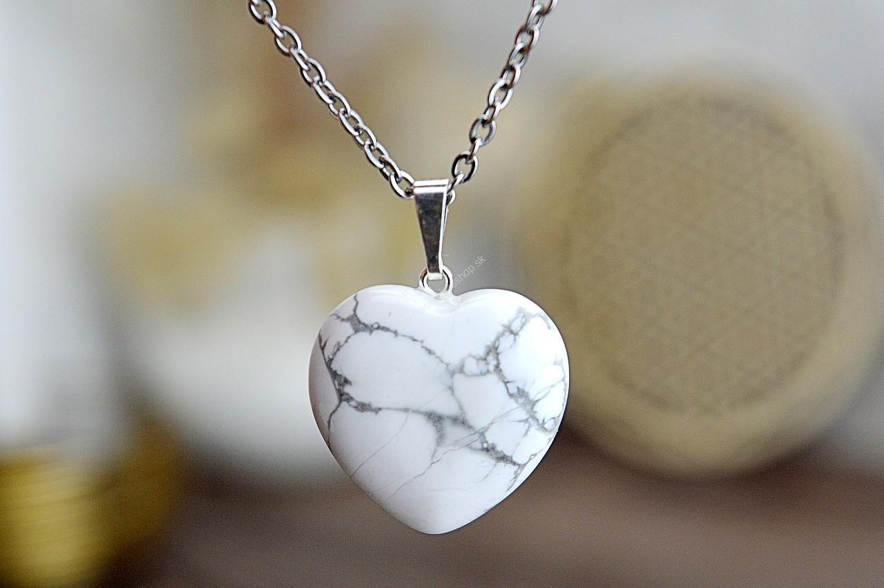 prívesok srdiečko MAGNEZIT/HOWLIT + kožka – Mier, Harmónia, Znižuje Obavy, Pokojný Spánok, Silné Kosti