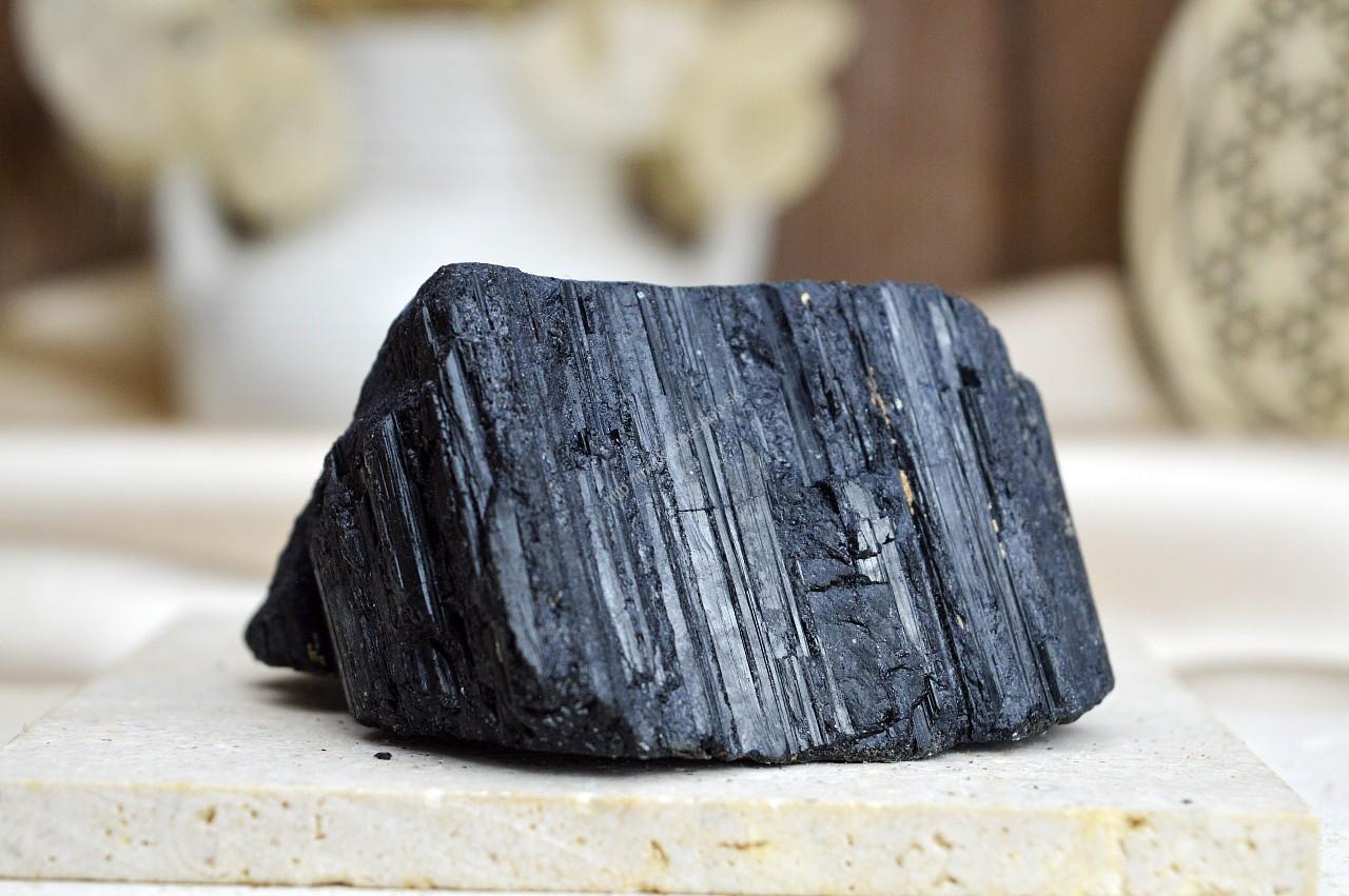 surový ČIERNY TURMALÍN/SKORYL #3 AAA Kvalita – Ochrana, Očista od toxickej energie, Zmierňuje stres a strach