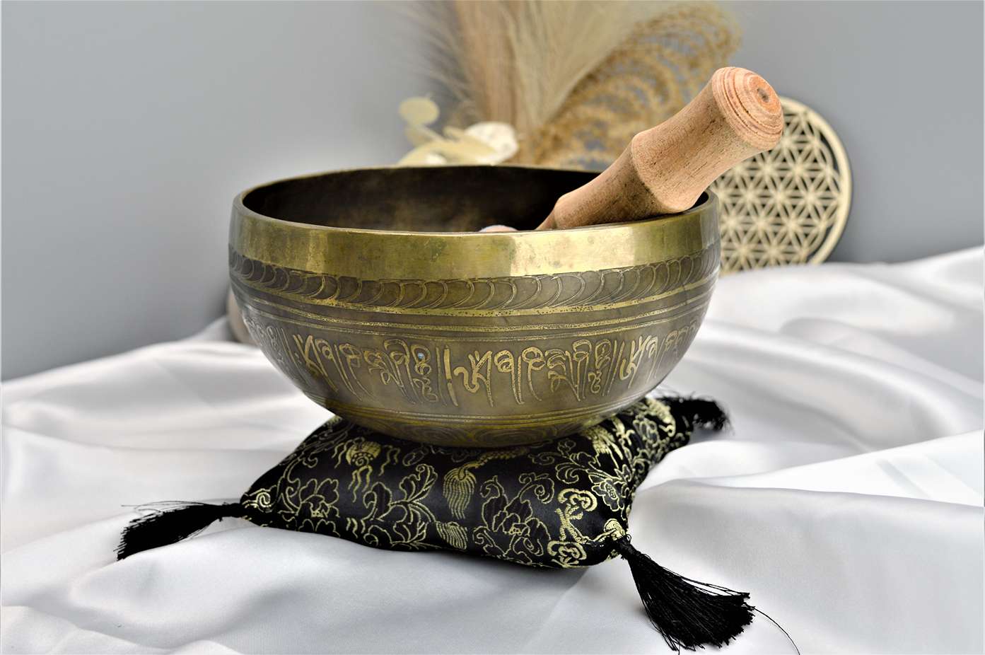 Ručne tepaná a zdobená Tibetská spievajúca miska  BUDHA 19 cm 1kg + gong a vankúšik