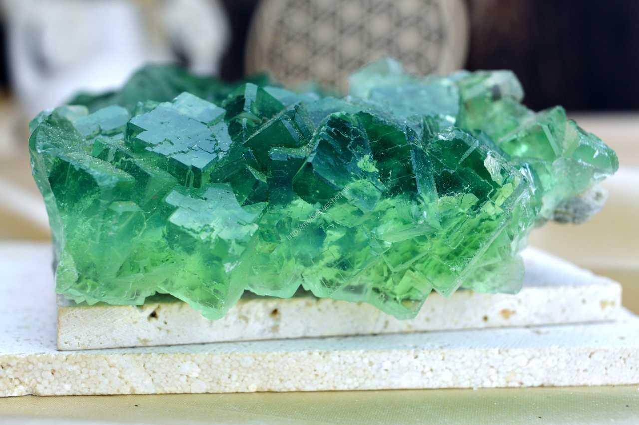 Drúza FLUORIT smaragdovo zelený AAAA Kvalita #1 - Sústredenie, Pamäť, Intuícia, Ochrana, Božskosť, Dosiahnutie cieľov – Obrázok 3