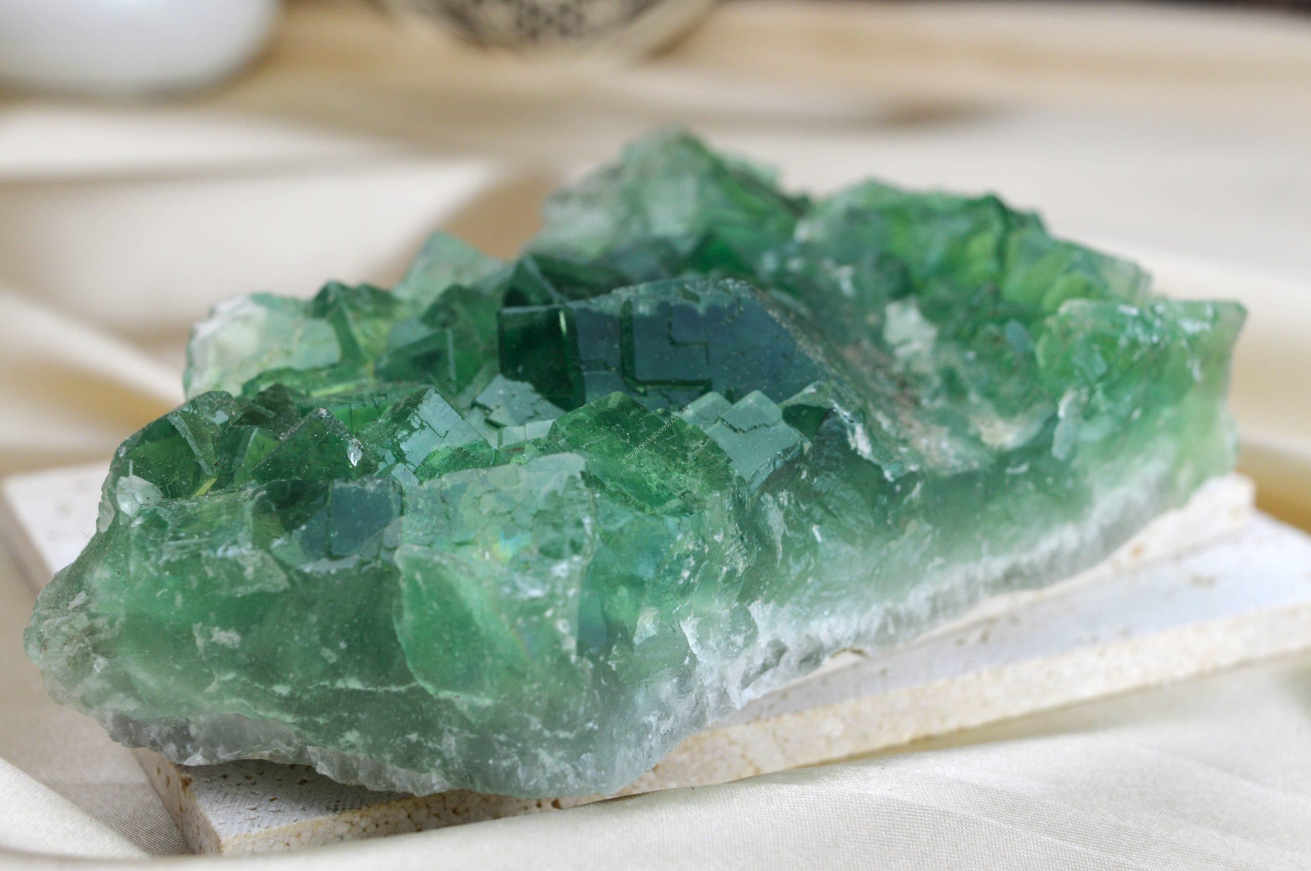 Drúza FLUORIT smaragdovo zelený AAAA Kvalita #1 - Sústredenie, Pamäť, Intuícia, Ochrana, Božskosť, Dosiahnutie cieľov – Obrázok 5