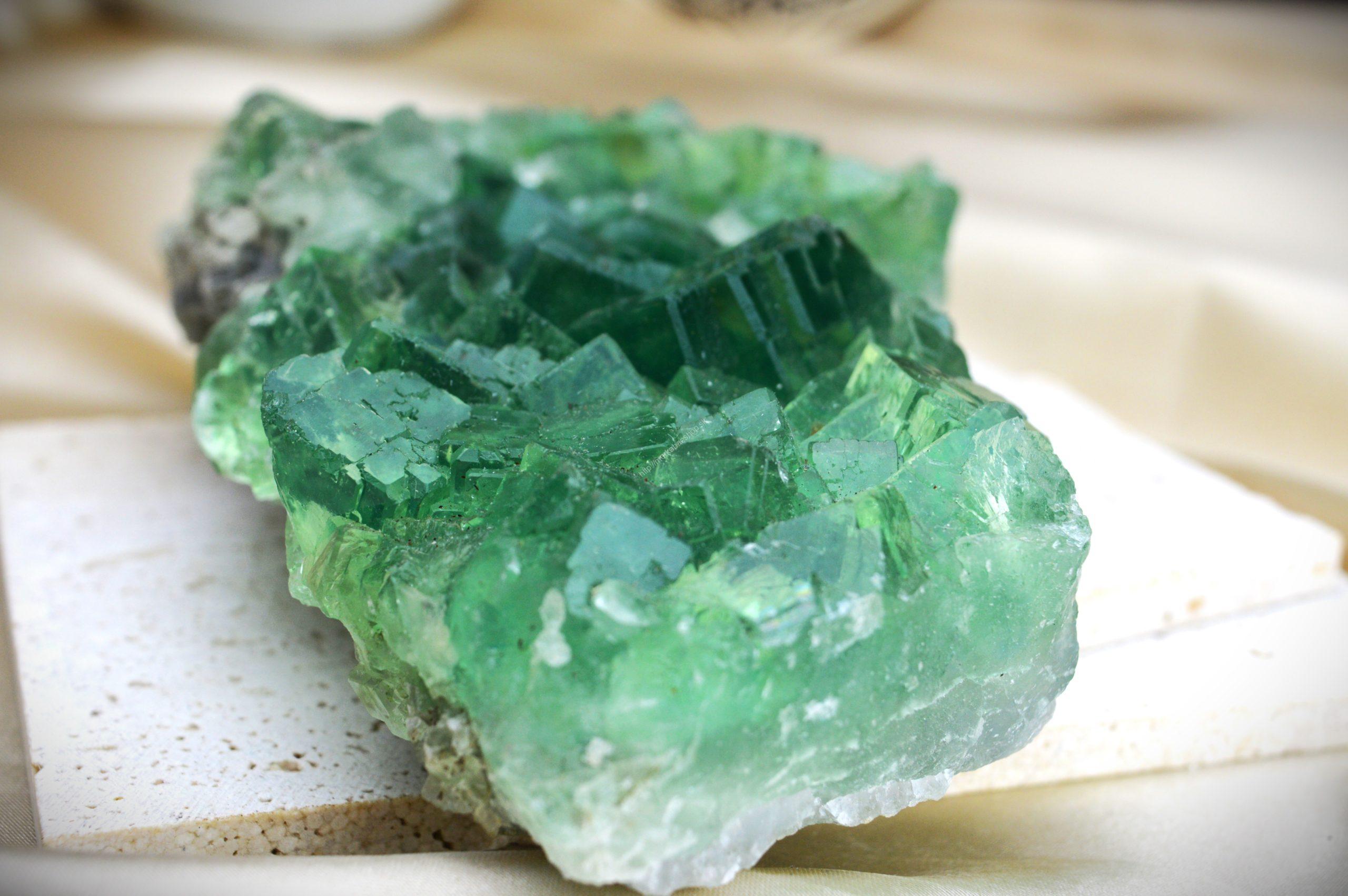 Drúza FLUORIT smaragdovo zelený AAAA Kvalita #1 - Sústredenie, Pamäť, Intuícia, Ochrana, Božskosť, Dosiahnutie cieľov – Obrázok 4