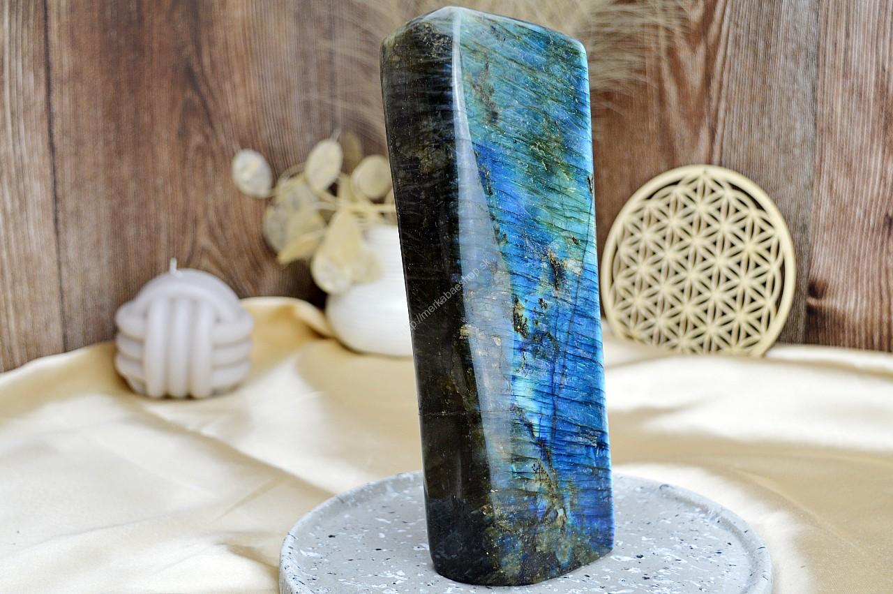 Free Form LABRADORIT -Totém #10 -Intuícia, Ochrana, Premena, Napredovanie, Prekonanie prekážok EXTRA KVALITA 1,72kg / 22 cm – Obrázok 3