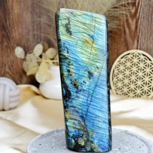 Free Form LABRADORIT -Totém #10 -Intuícia, Ochrana, Premena, Napredovanie, Prekonanie prekážok EXTRA KVALITA 1,72kg / 22 cm