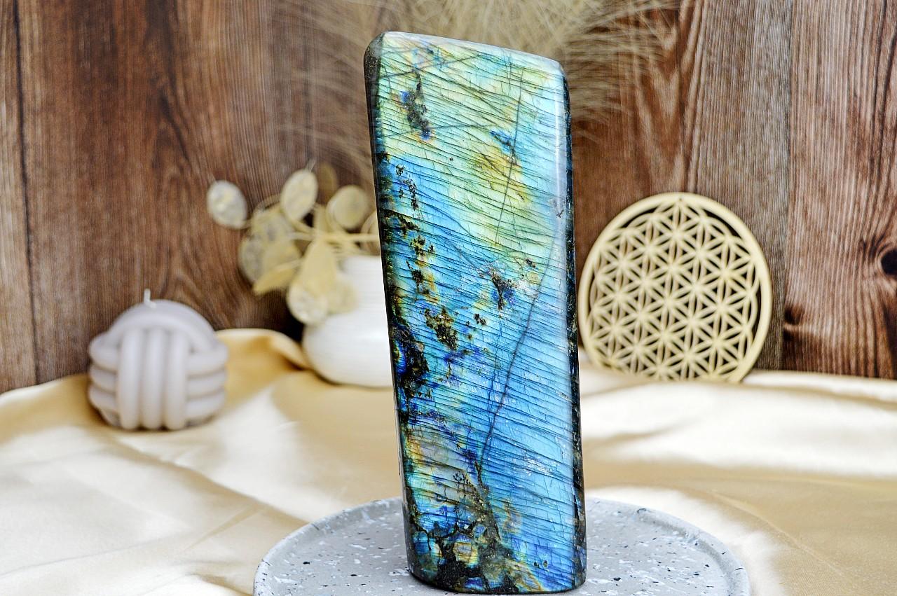 Free Form LABRADORIT -Totém #10 -Intuícia, Ochrana, Premena, Napredovanie, Prekonanie prekážok EXTRA KVALITA 1,72kg / 22 cm