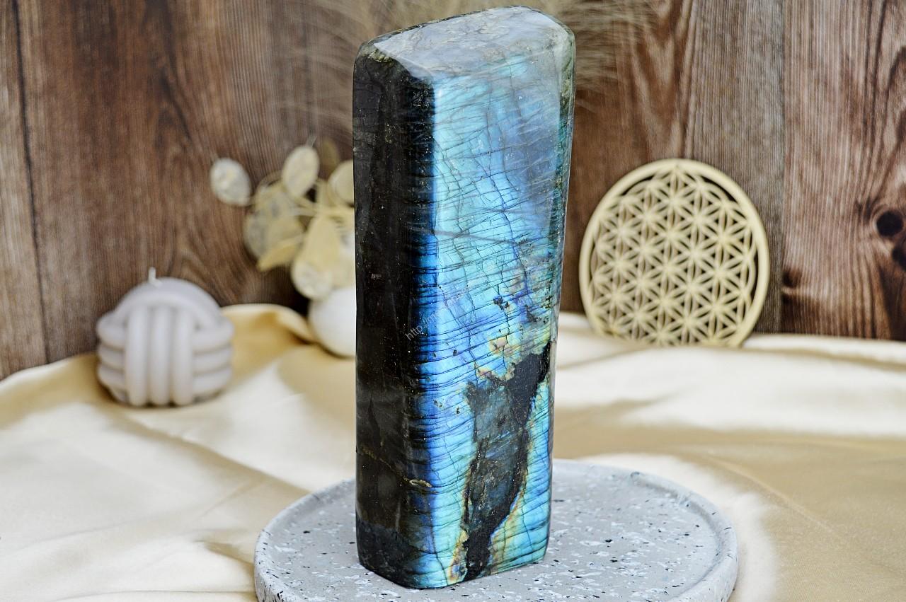 Free Form LABRADORIT -Totém #10 -Intuícia, Ochrana, Premena, Napredovanie, Prekonanie prekážok EXTRA KVALITA 1,72kg / 22 cm