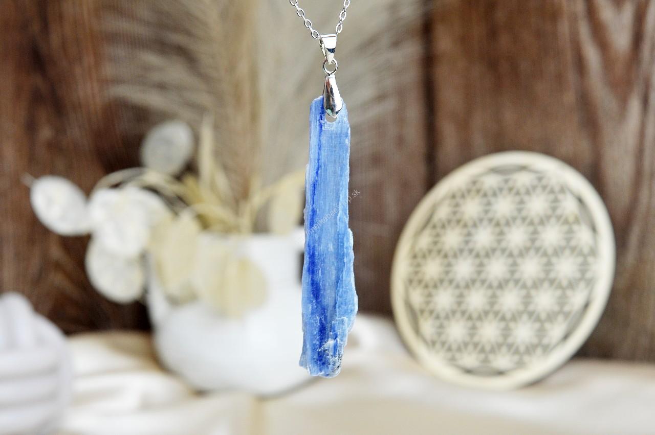 prívesok Surový KYANIT Disten #1 + kožka - Duchovné vedenie, pozitívne myslenie, komunikácia, meditácia