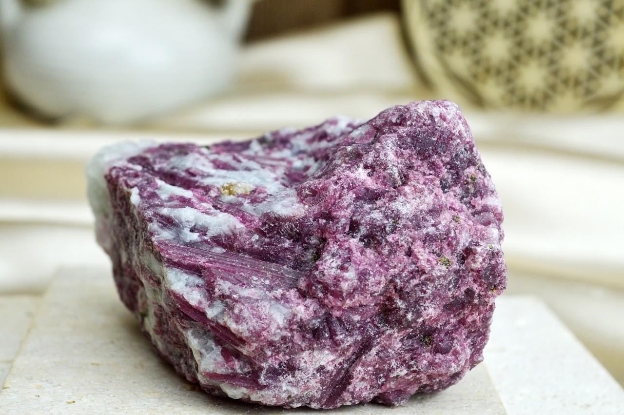 Surový RUBELIT/ČERVENÝ TURMALÍN #7 -0,37Kg- EXTRA KVALITA – Hlboké liečenie, Šťastie, Láska, Podpora Libida (Kópia)