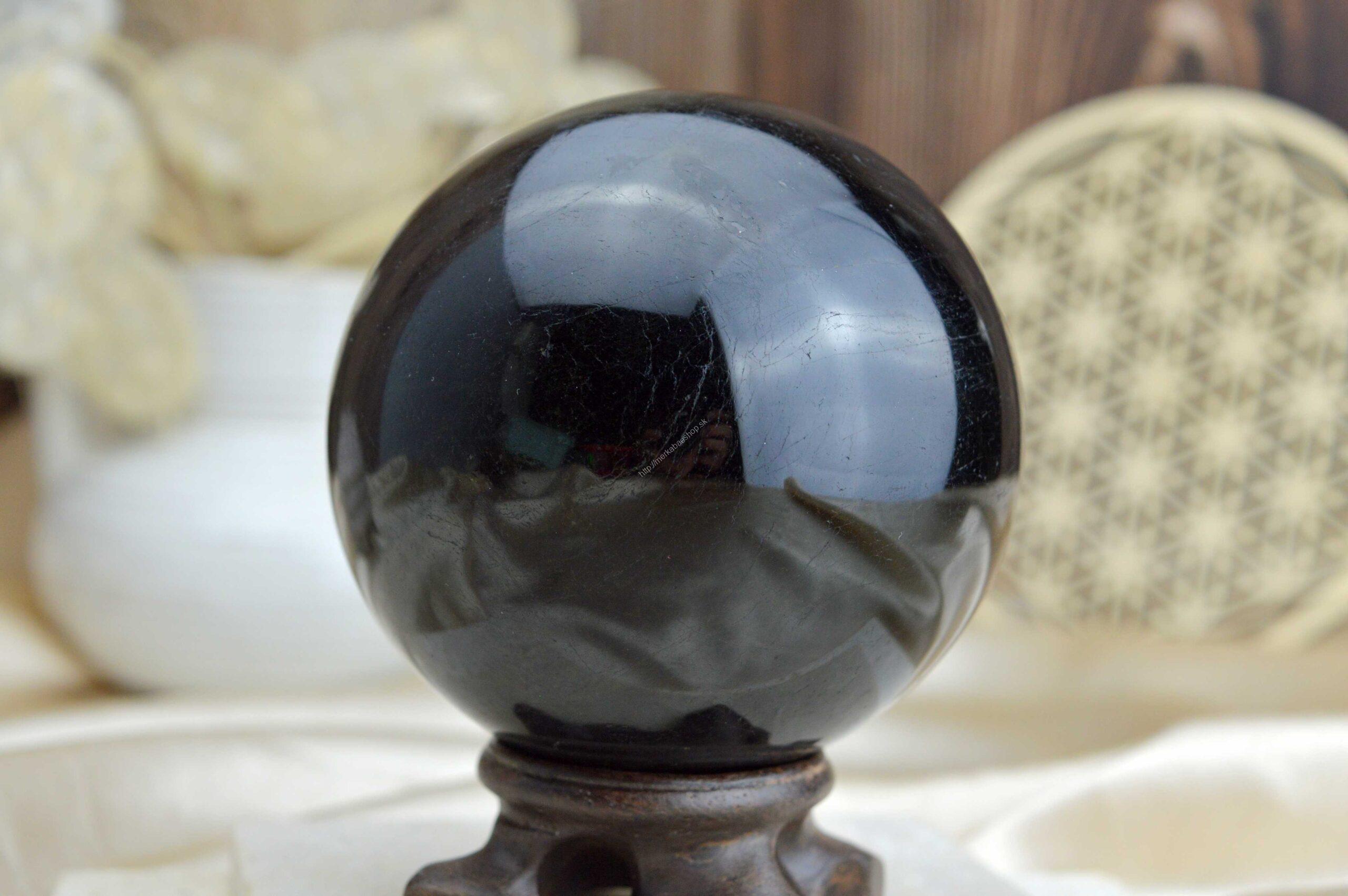 Guľa ČIERNY TURMALÍN/SKORYL #1 – Ochrana, Očista od toxickej energie, Zmierňuje stres a strach 0,87kg