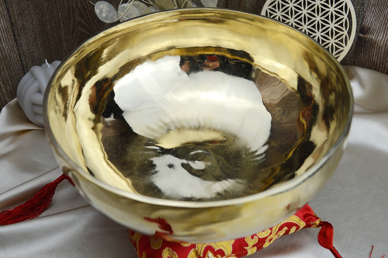 Ručne tepaná leštená Tibetská spievajúca miska 24 cm 1,62kg + gong a vankúšik