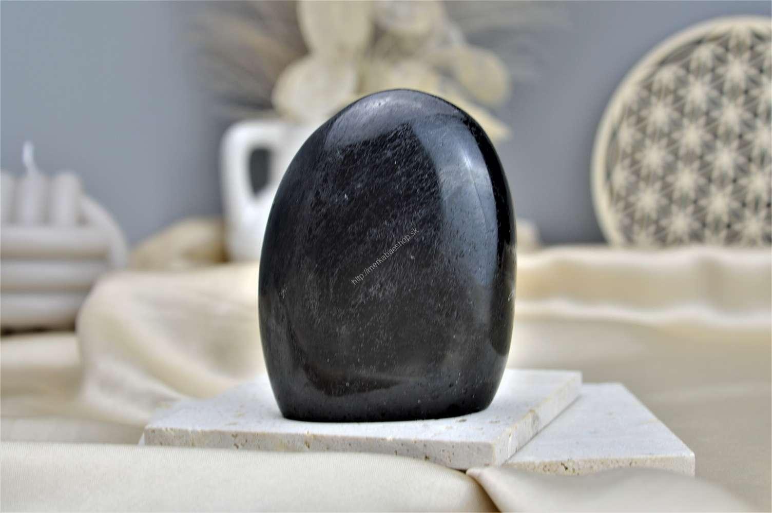 Free Form ČIERNY TURMALÍN/SKORYL #2 – Ochrana, Očista od toxickej energie, Zmierňuje stres a strach – Obrázok 2