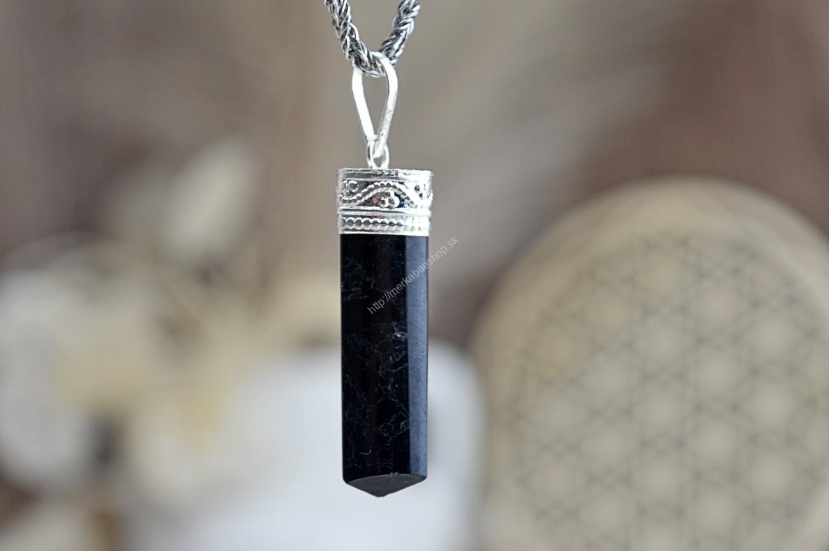 prívesok ČIERNY TURMALÍN /SKORYL +kožka #3 – Ochrana, Očista od toxickej energie, Zmierňuje stres a strach