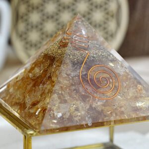 Orgonitová pyramída/ žiarič s Citrínom a medenou špirálou