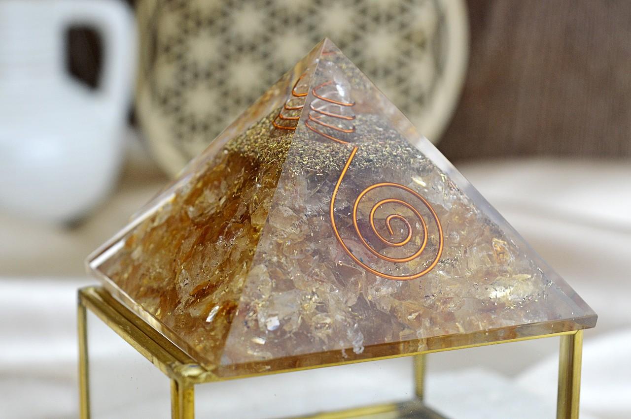 Orgonitová pyramída/ žiarič s Citrínom a medenou špirálou