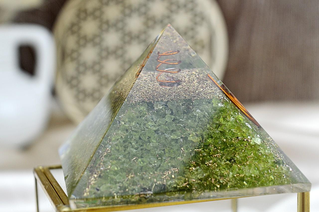 Orgonitová pyramída/ žiarič s Olivínom/ Peridot a medenou špirálou – Obrázok 2