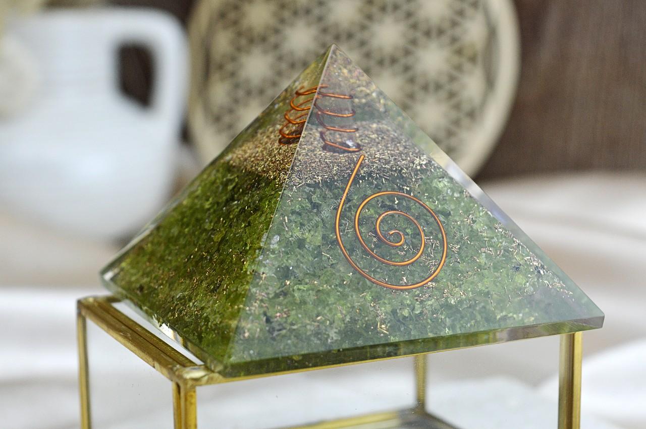Orgonitová pyramída/ žiarič s Olivínom/ Peridot a medenou špirálou