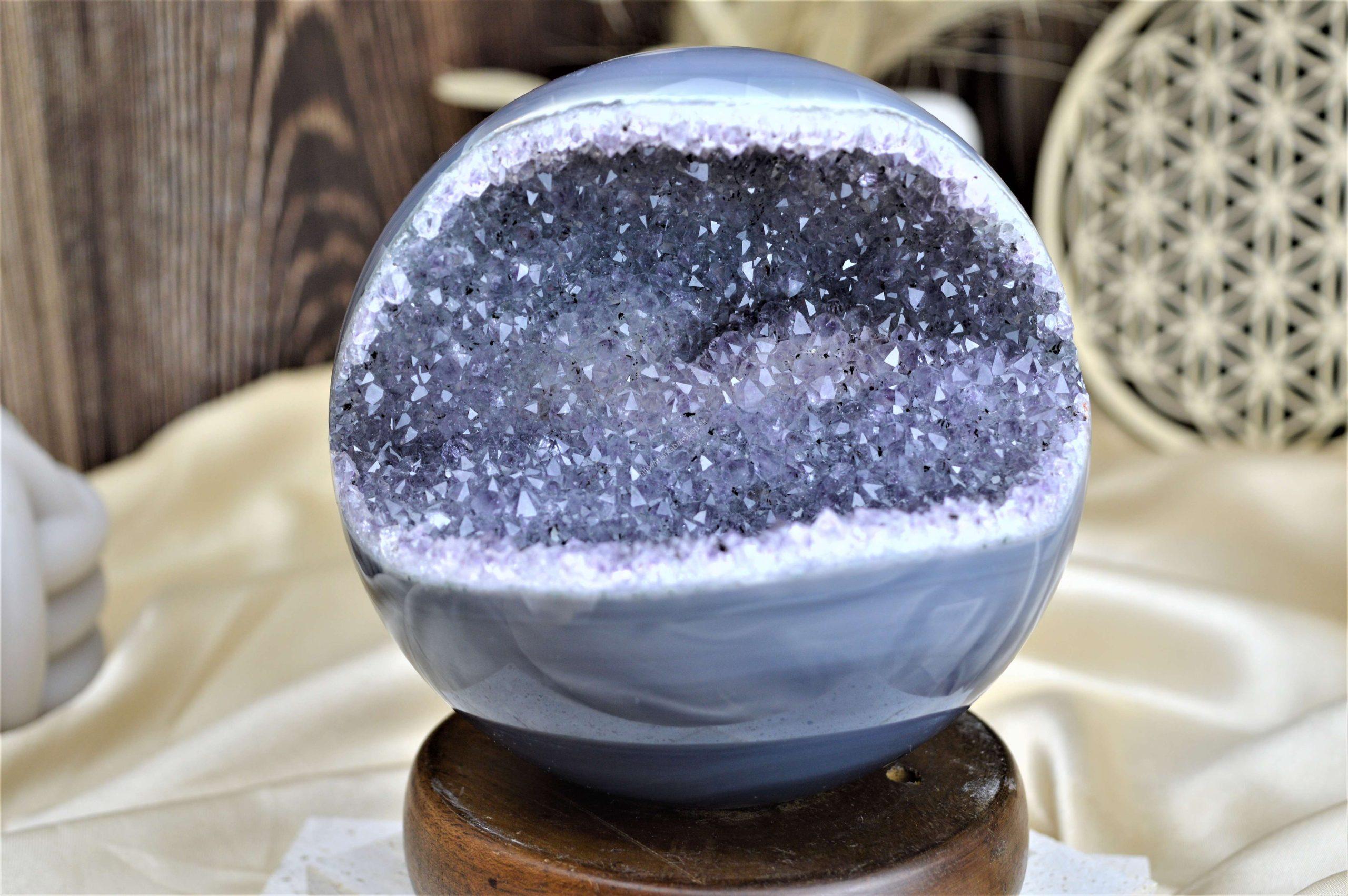 Guľa/geóda Duchovného rastu, Rovnováhy a Božskosti AMETYST v ACHÁTE 1,64kg AAA Kvalita – Obrázok 3