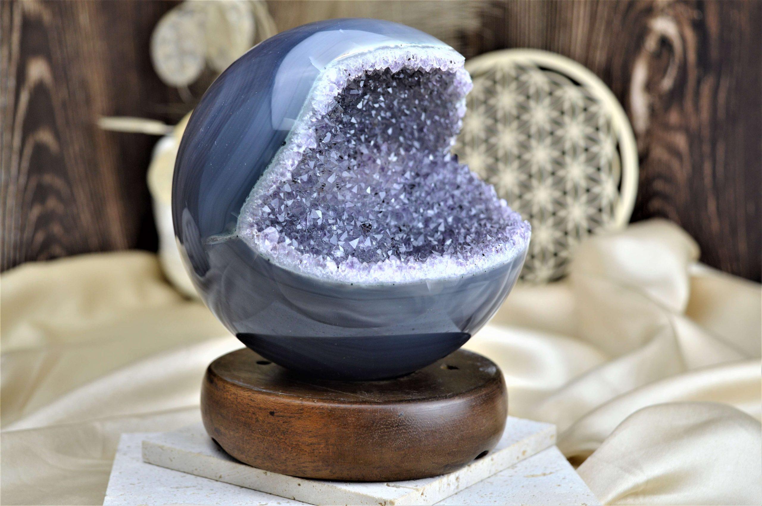 Guľa/geóda Duchovného rastu, Rovnováhy a Božskosti AMETYST v ACHÁTE 1,64kg AAA Kvalita