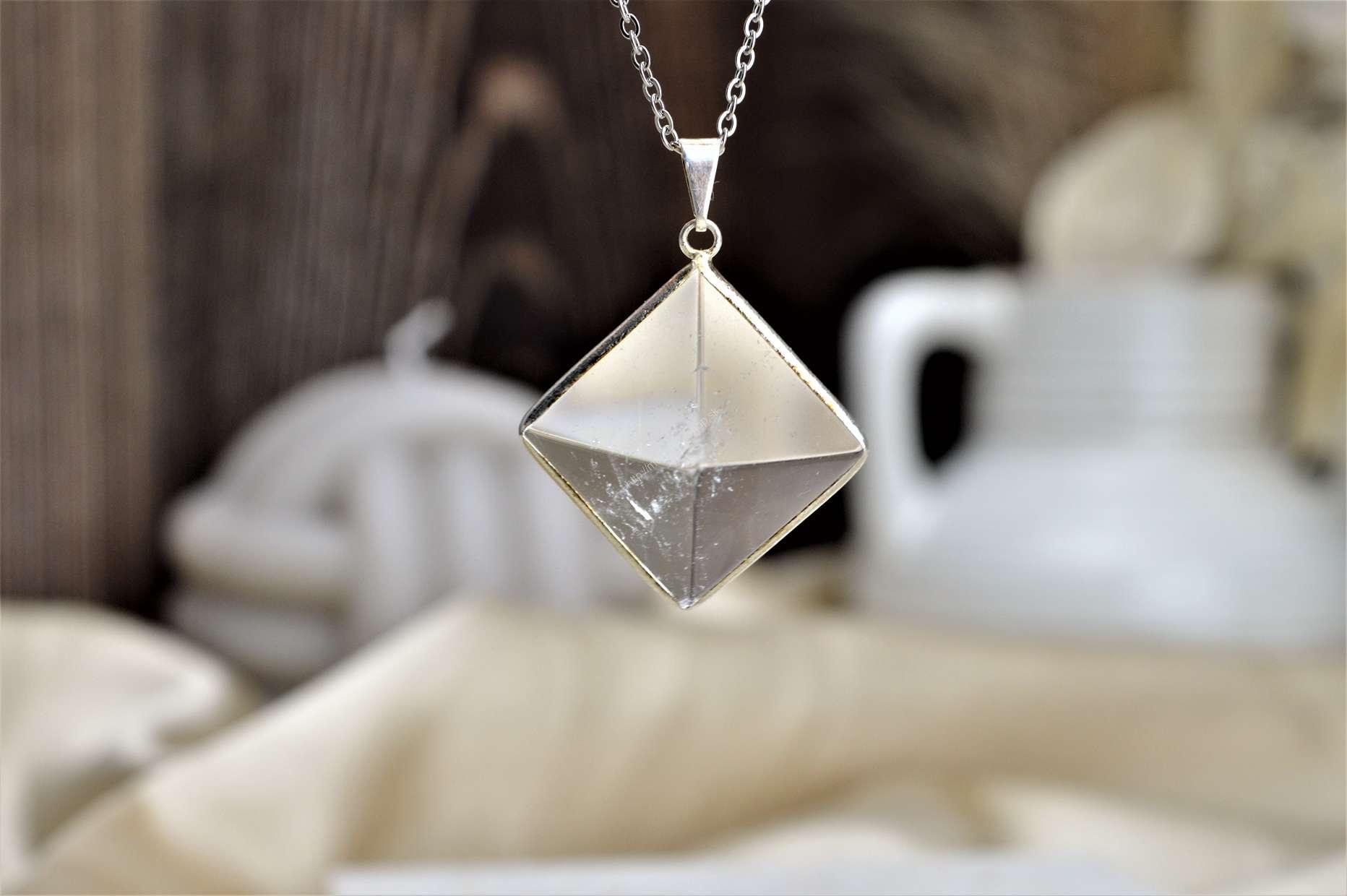 prívesok Nekonečnej Energie KRIŠTÁĽOVÁ Pyramída na kožke