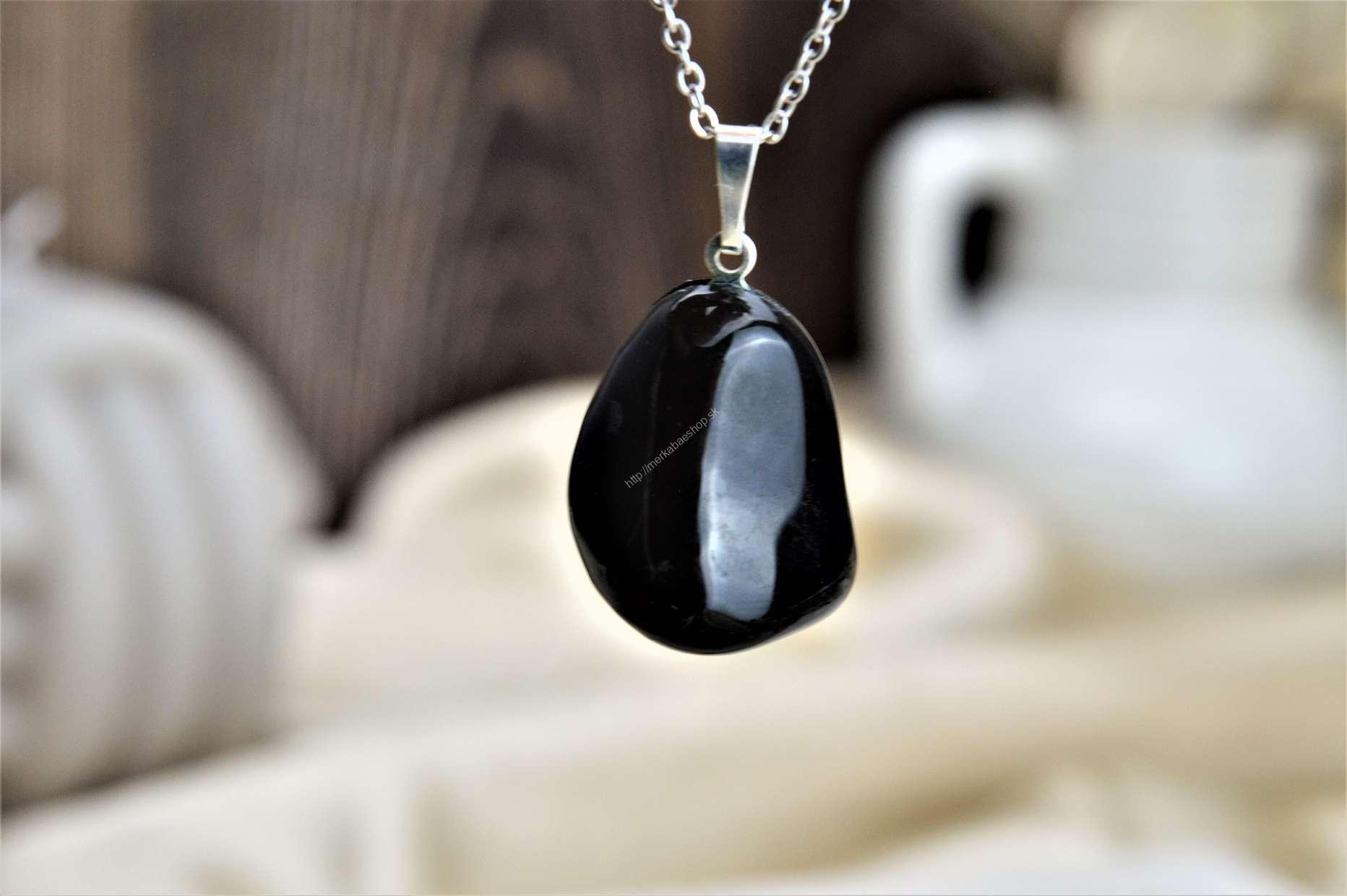 prívesok ČIERNY TURMALÍN /SKORYL + kožka #2 – Ochrana, Očista od toxickej energie, Zmierňuje stres a strach