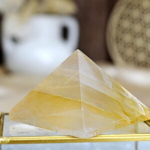 Pyramída KRIŠTÁĽ S HEMATITOM #5 cm – Harmónia, Energia, Ochrana, Rovnováha, Nové začiatky EXTRA KVALITA