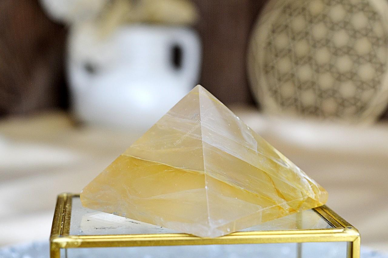 Pyramída KRIŠTÁĽ S HEMATITOM #5 cm – Harmónia, Energia, Ochrana, Rovnováha, Nové začiatky EXTRA KVALITA