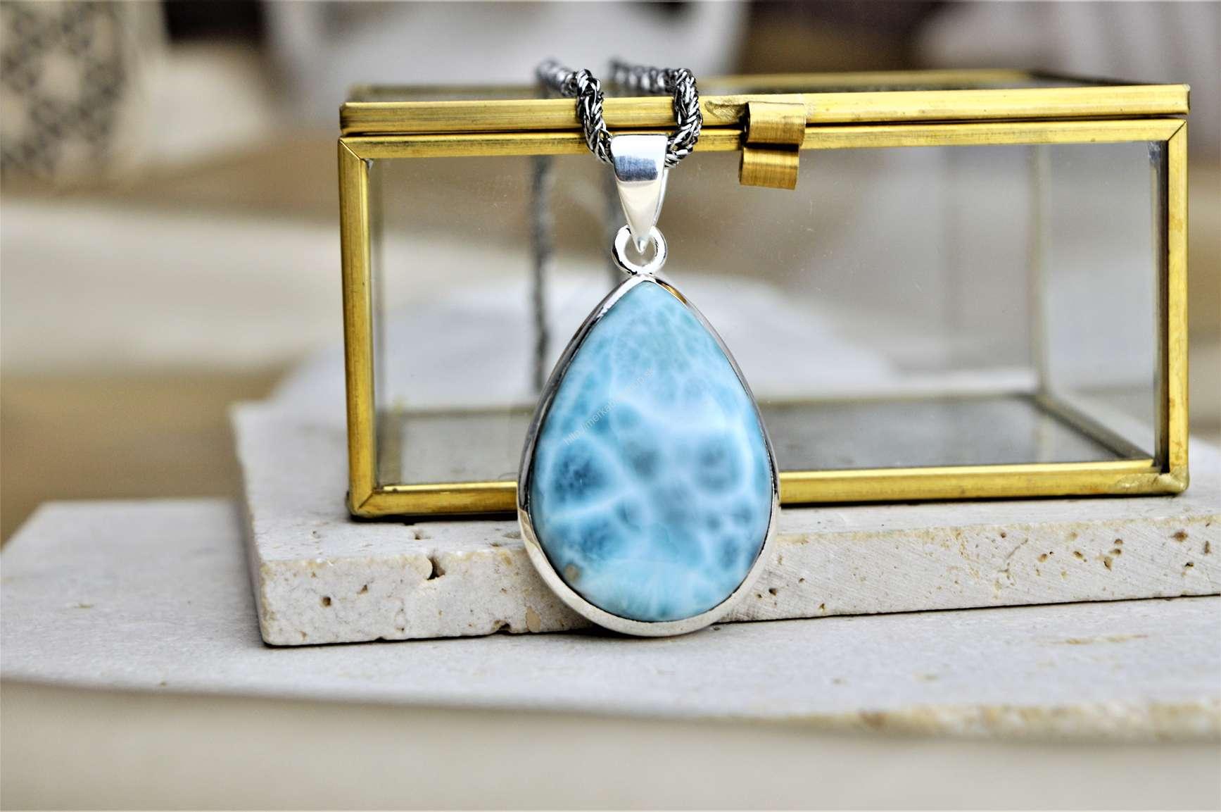 Strieborný Prívesok LARIMAR #1 - Energia Bohyne, Komunikácia, Upokojenie, Znižuje prejavy paniky a úzkosti