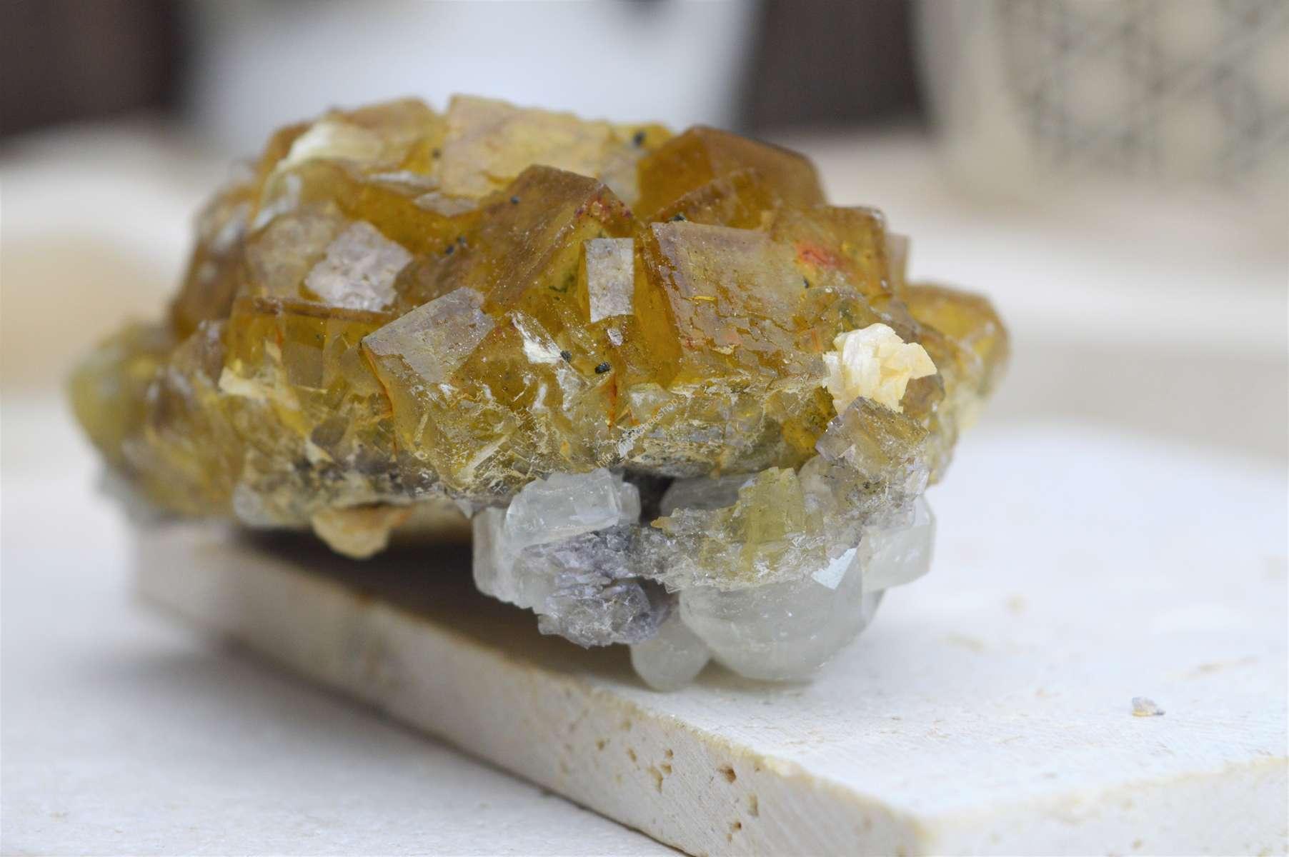 Zbierková drúza FLUORIT ŽLTÝ s APOFYLITOM #1 – Obrázok 2