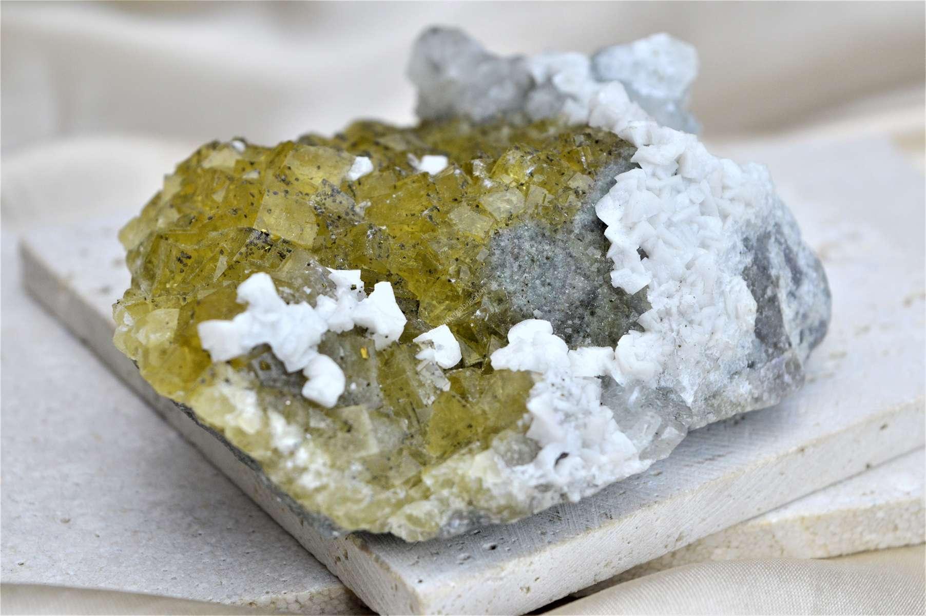 Zbierková drúza -dokonalá súhra - FLUORIT ŽLTÝ s APOFYLITOM a KALCITOM #2 – Obrázok 3