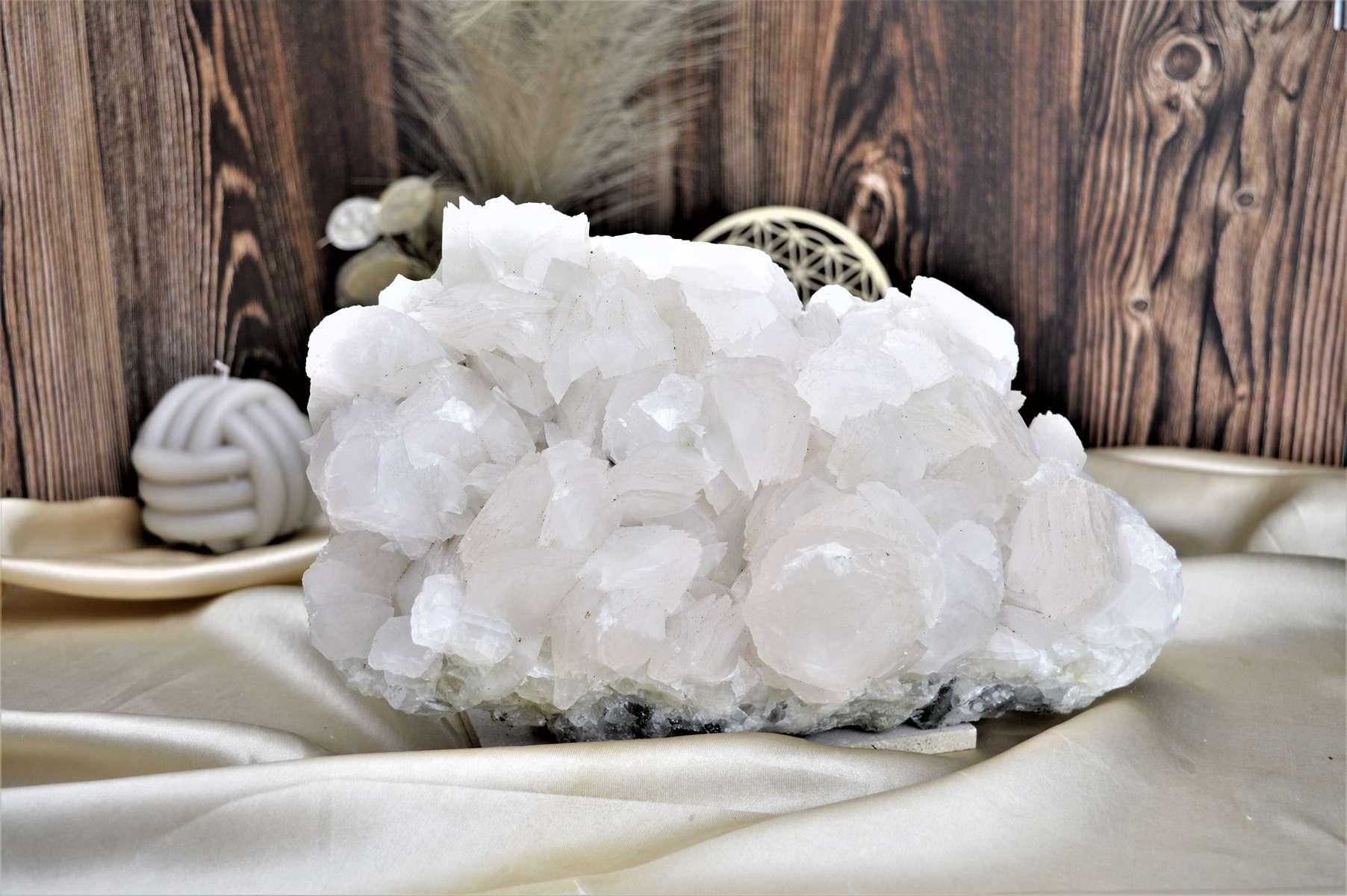 Drúza MANGANOKALCIT s HEMATITOM 4,75kg - Láska, Ochrana, Uzemnenie, Liečenie zranenej Duše