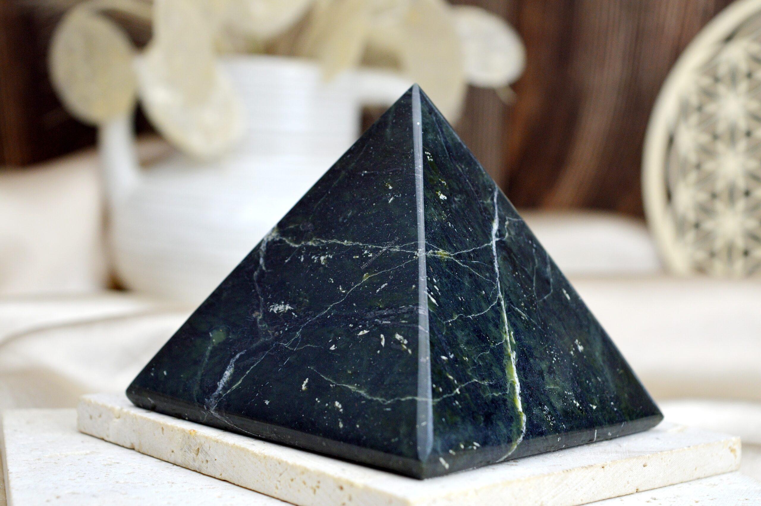 Pyramída Šťastia, Zdravia, Očisty, Lásky a Kundalíny energie SERPENTÍN- NEFRIT #2 (8x8cm) – Obrázok 2