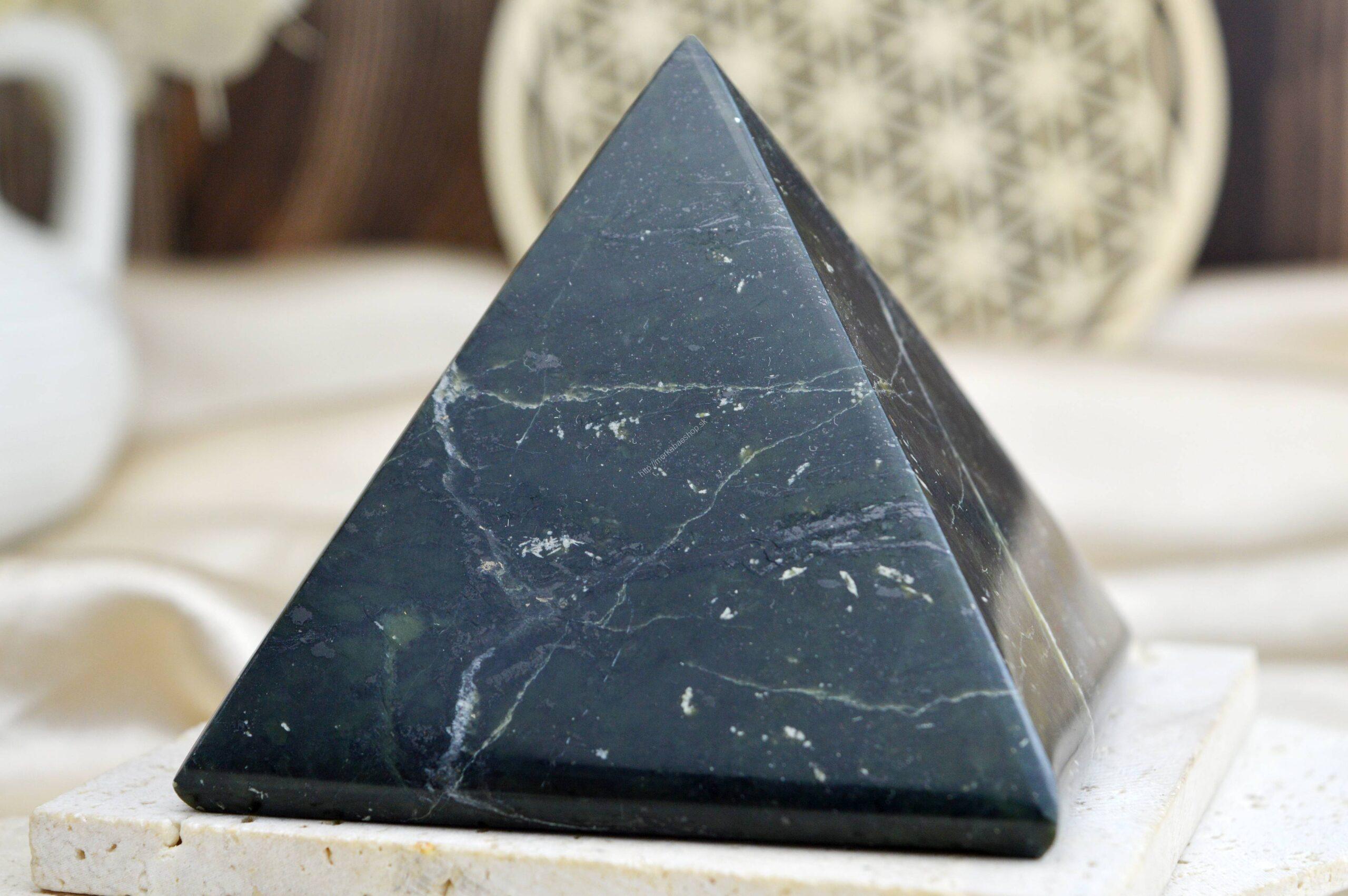 Pyramída Šťastia, Zdravia, Očisty, Lásky a Kundalíny energie SERPENTÍN- NEFRIT #2 (8x8cm) – Obrázok 3