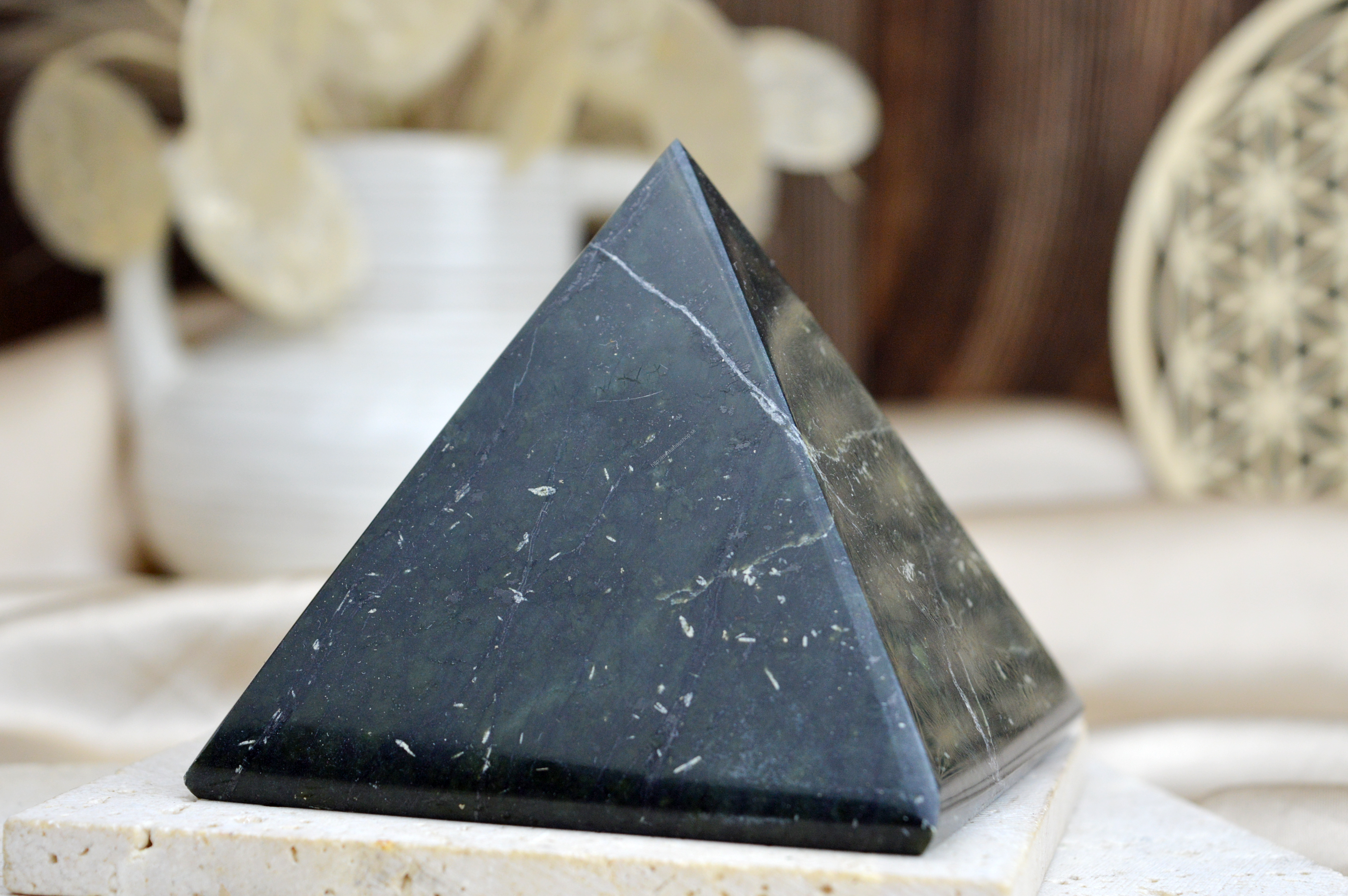 Pyramída Šťastia, Zdravia, Očisty, Lásky a Kundalíny energie SERPENTÍN- NEFRIT #2 (8x8cm)