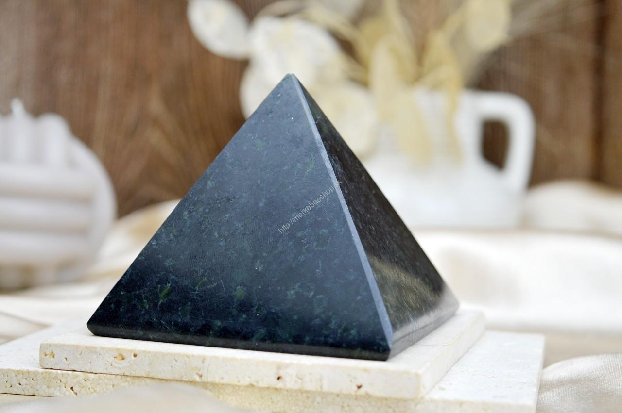 Pyramída Šťastia, Zdravia, Očisty, Lásky a Kundalíny energie SERPENTÍN- NEFRIT #1 (8x8cm)