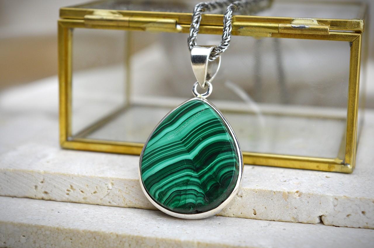 Strieborný prívesok MALACHIT Ag925/1000 – Pohlcuje negatívne Energie a Jedy, Čistí Čakry, Otvára srdce, Ochrana, Premena