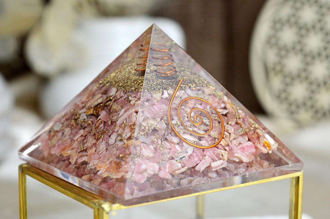 Orgonitová pyramída/ žiarič s RODOCHROZITOM a medenou špirálou
