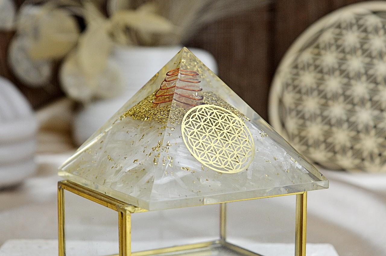 Orgonitová pyramída/ žiarič so SELENITOM, medenou špirálou a kvetom života