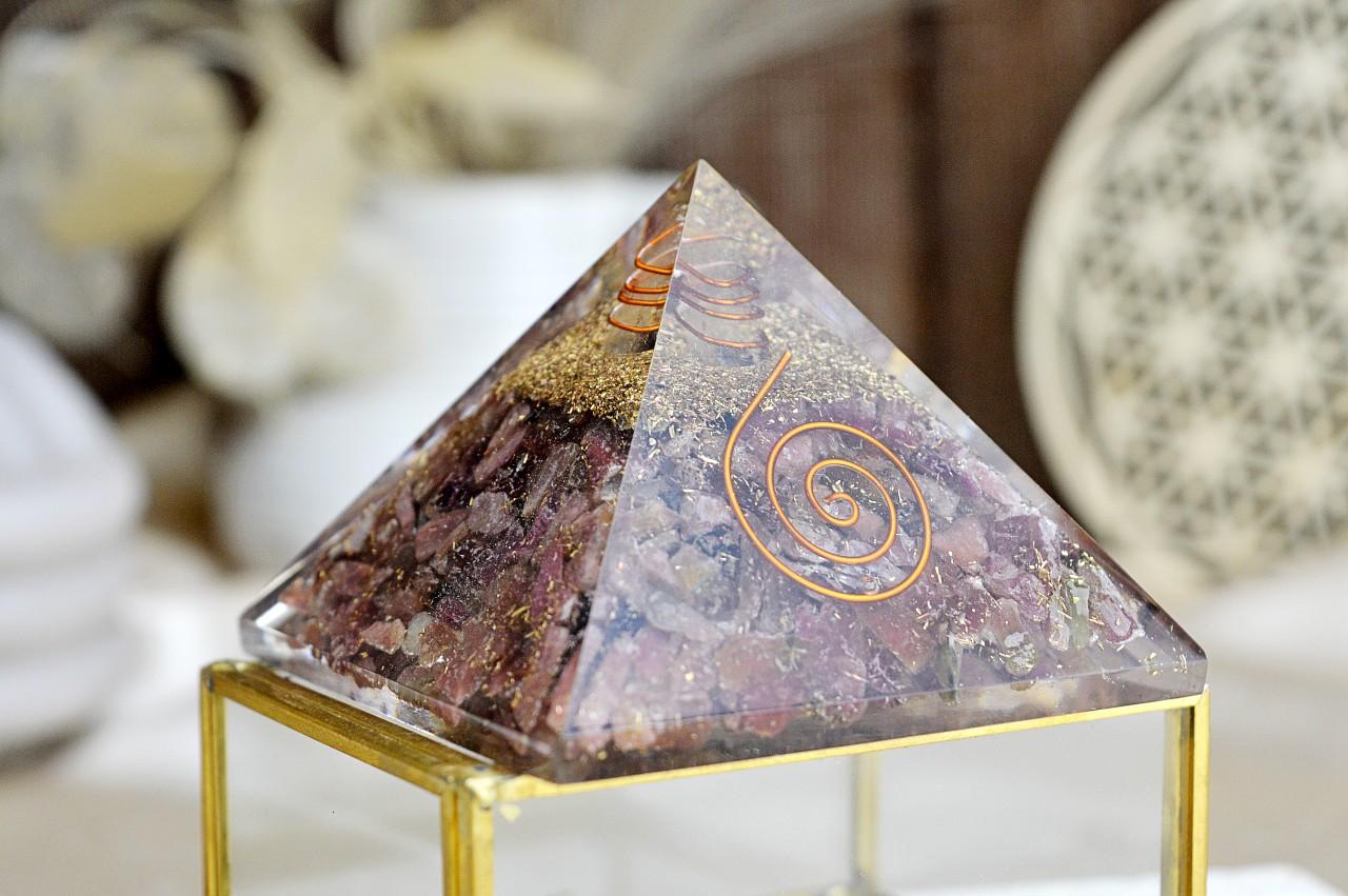 Orgonitová pyramída/ žiarič TURMALÍN (mix červený, melónový, ružový) a medenou špirálou