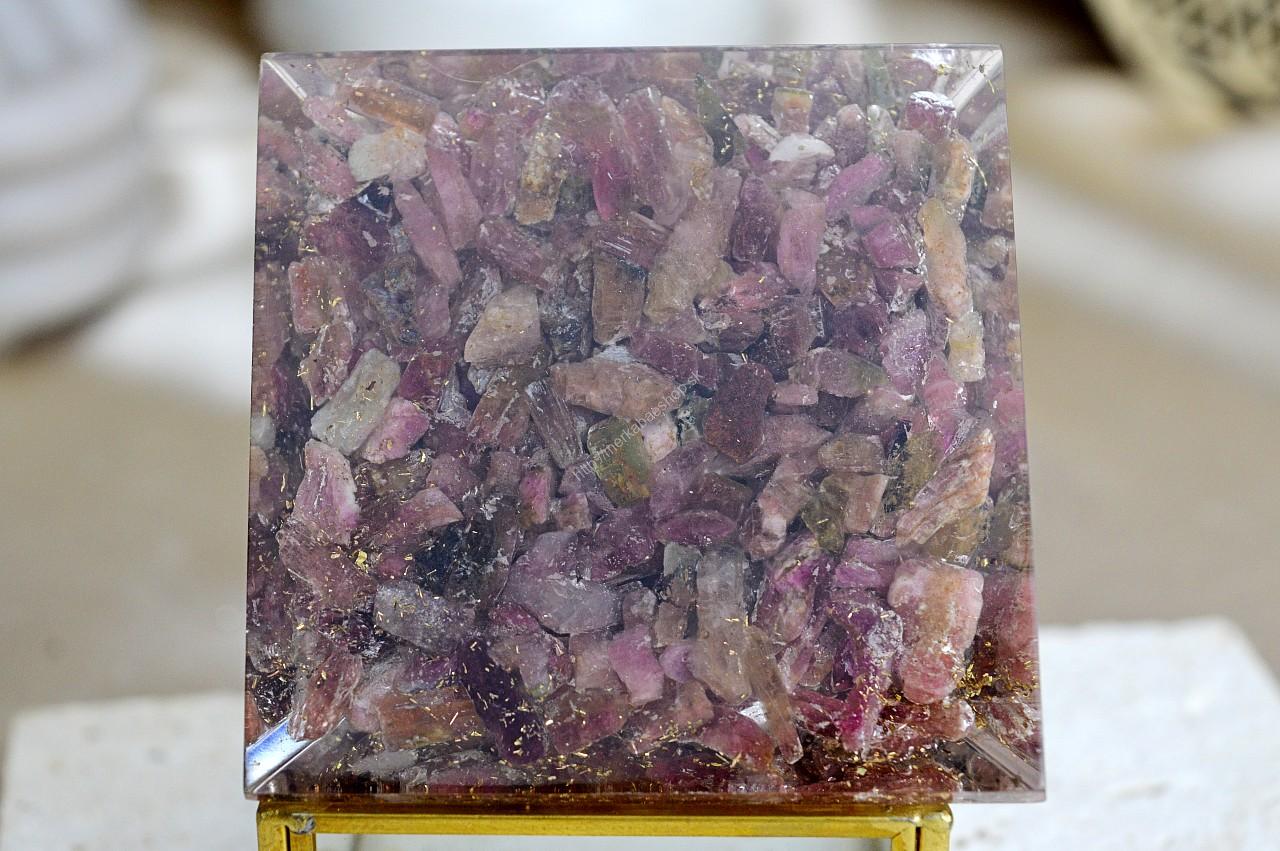 Orgonitová pyramída/ žiarič TURMALÍN (mix červený, melónový, ružový) a medenou špirálou – Obrázok 3