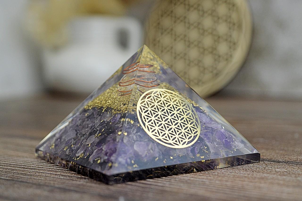 Orgonitová pyramída/ žiarič AMETYST s Kvetom Života