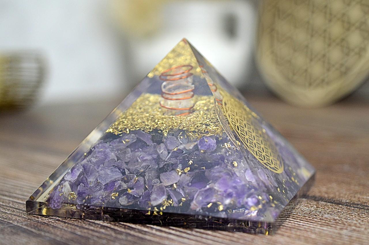 Orgonitová pyramída/ žiarič AMETYST s Kvetom Života