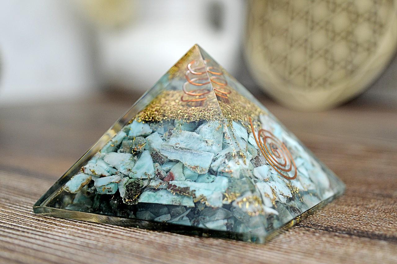 Orgonitová pyramída/ žiarič s Larimarom a medenou špirálou