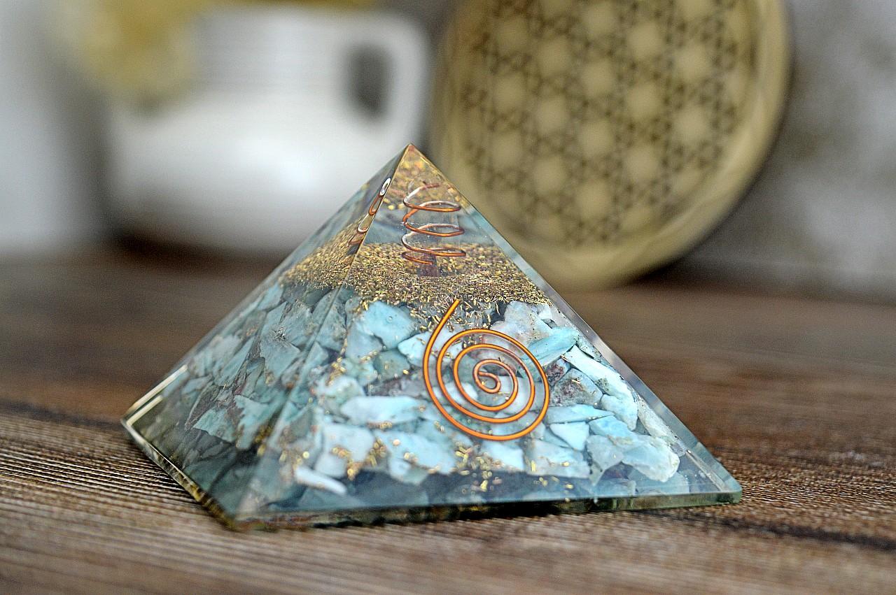 Orgonitová pyramída/ žiarič s Larimarom a medenou špirálou