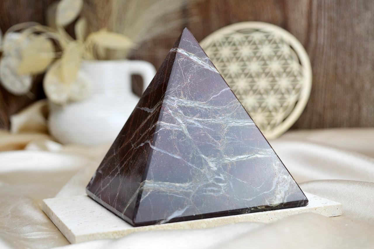 Pyramída Koncentrácie, Lásky a Očisty RED/ ČERVENÝ ÓNYX #2 , 10 x 10cm- 1kg