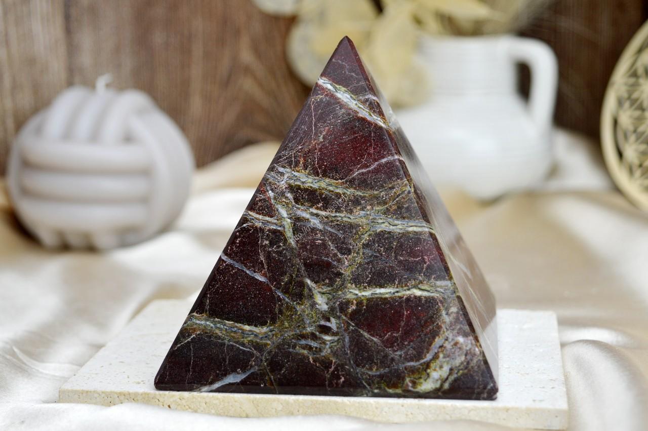 Pyramída Koncentrácie, Lásky a Očisty RED/ ČERVENÝ ÓNYX #2 , 10 x 10cm- 1kg – Obrázok 2