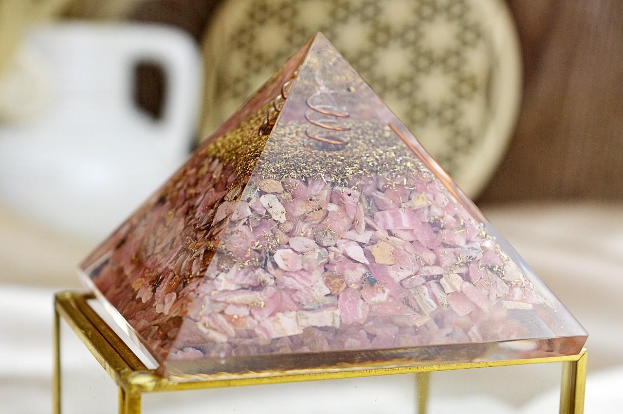 Orgonitová pyramída/ žiarič s RODOCHROZITOM a medenou špirálou