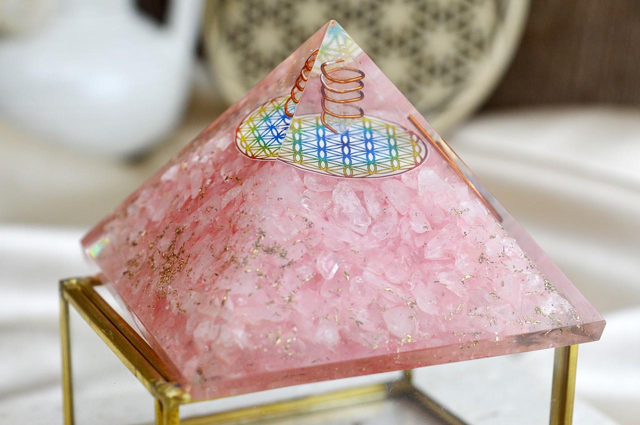 Orgonitová pyramída/ žiarič s Ruženínom, kvetom života a medenou špirálou