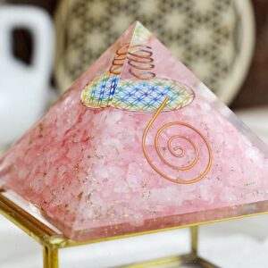 Orgonitová pyramída/ žiarič s Ruženínom, kvetom života a medenou špirálou